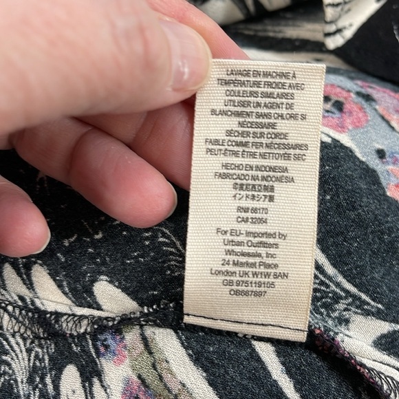 Free People Black Drift Away Cold-Shoulder Long Sleeve Tunic Top Size XS - Picture 16 of 16